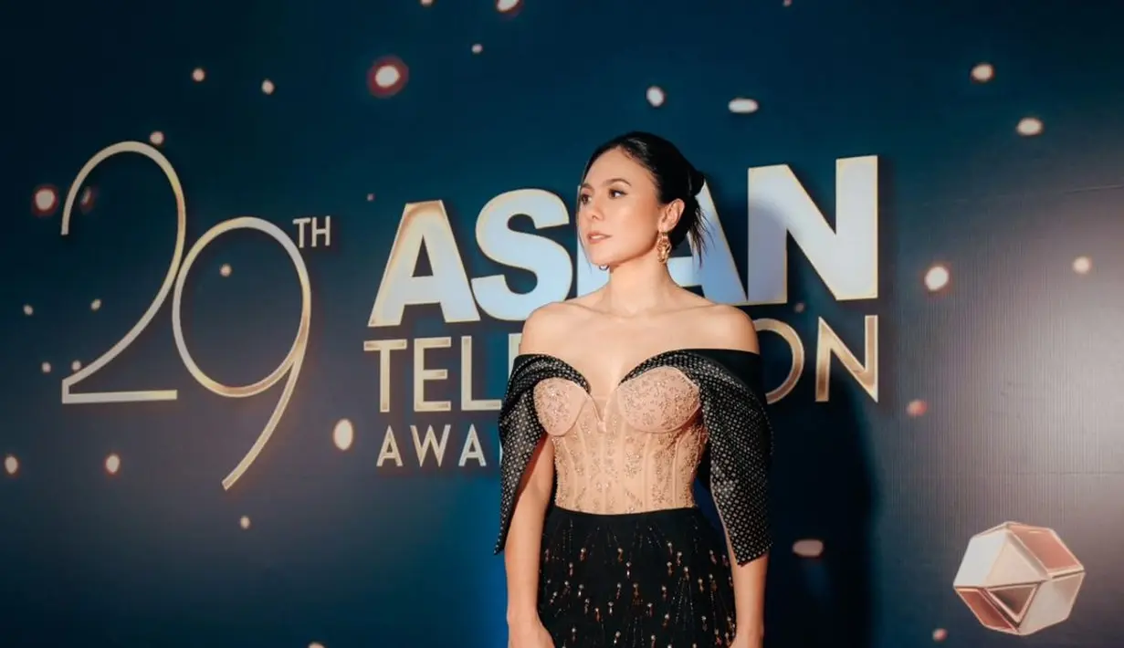 Penampilan Wulan semakin sempurna dengan tata rias dari Indah Shafyra, yang memberikan kesan natural namun tetap bold, serta gaya rambut elegan yang ditata oleh Firdajean Hair.  [@snap.nuel].