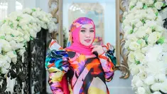 Shella Saukia kerap mengenakan outfit kekinian, salah satunya busana colorful yang sukses mencuri perhatian. Wanita 29 tahun ini tampak kece mengenakan dress yang penuh warna ini. (Liputan6.com/IG/@shellasaukiaofficial).