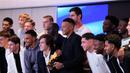 Kylian Mbappe menerima penghargaan sepatu Emas 2025 di depan Keluarga bahkan rekan-rekan tim Real Madrid. (AP Photo/Manu Fernandez)