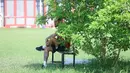 Pemain Persija, Maxwell Souza, mengamati rekannya berlatih di Nirwana Park, Sawangan, Depok. (Bola.com/M Iqbal Ichsan)