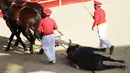 Seekor banteng diseret oleh kuda setelah mati dalam pertandingan manusia melawan banteng di Tijuana, Meksiko, Minggu (8/4). Meski telah dilarang, olahraga kontroversial ini tetap populer di beberapa daerah. (Mario Tama/Getty Images/AFP)