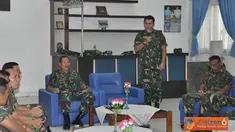 Citizen6, Surabaya: Dalam sidaknya, Dankobangdikal didampingi Wakil Komandan Kobangdikal Brigjen TNI Marinir P. Verry Kunto, dan Para Direrktur Kobangdikal, diterima oleh Danpuslatlekdalsen Kolonel Laut (P) Aria Cakra Wibawa. (Pengirim: Penkobangdikal).
