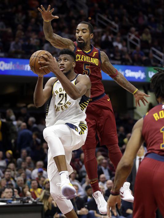 Aksi pemain Indiana Pacers, Thaddeus Young (21) melakukan tembakan saat diadang pemain Cleveland Cavaliers, JR Smith (5) pada laga NBA basketball di Quicken Loans Arena, Cleveland, Kamis, (2/11/2017) pagi WIB. Cleveland kalah 107-124. (AP/Tony Dejak)