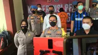 Polisi menangkap pelaku MN (56) warga Cikareo, Desa Gunung Mulya, Kecamatan Tenjolaya, Kabupaten Bogor ditangkap polisi. Pria yang berprofesi tukang ojek ini ditangkap lantaran menodongkan pistol kepada kurir ekspedisi. (Liputan6.com/Achmad Sudarno)