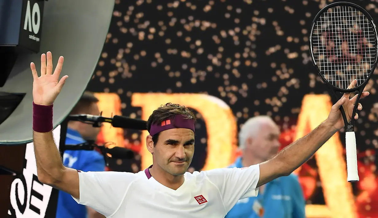 Petenis Swiss, Roger Federer merayakan kemenangannya atas Tennys Sandgren dari Amerika Serikat pada babak perempat final tunggal putra Australia Terbuka di Melbourne, Selasa (28/1/2020). Federer melaju ke semifinal usai mengalahkan Sandgren. (Manan VATSYAYANA/AFP)