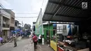 Pedagang melihat petugas Satpol PP dan Dinas Sumber Daya Air saat membongkar lapak pedagang yang berada di Loksem JT 53 Pisangan Timur, Jakarta, Senin (22/10). (Merdeka.com/Iqbal S. Nugroho)