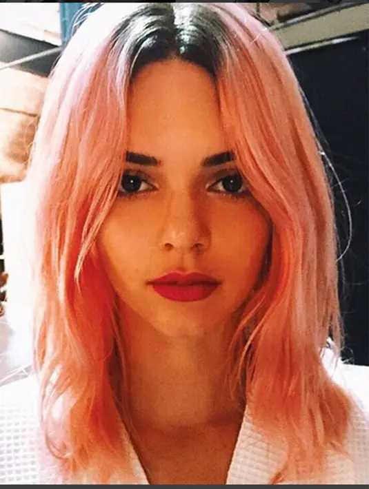 Kali ini gunung kembar Kendall hanya mengintip dari balik punggungnya yang tak mengenakan bra. (Via Instagram/@Kendalljenner)