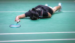 Pebulu tangkis tunggal putri Indonesia, Gregoria Mariska Tunjung terjatuh saat melawan wakil China, Wang Zhi Yi pada babak perempat final Indonesia Open 2024 di Istora, Senayan, Jakarta, Jumat, (07/06/2024). (Bola.com/Bagaskara Lazuardi)