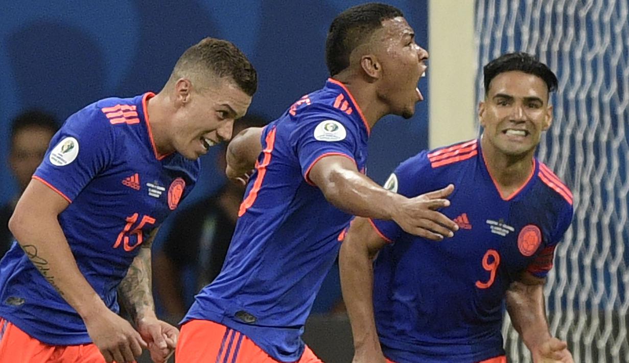 Gelandang Kolombia, Roger Martinez, merayakan gol yang dicetaknya ke gawang Argentina pada laga Copa America 2019 di Stadion Fonte Nova, Salvador, (Sabtu (15/6). Argentina kalah 0-2 dari Kolombia. (AFP/Juan Mabromata)