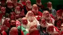 Para siswa sekolah Santa Claus Charles W. Howard berpose untuk foto bersamadi Midland, Michigan, Jumat (19/10). Para siswa datang ke sekolah itu untuk mengikuti pelatihan menjadi Sinterklas selama tiga hari. (JEFF KOWALSKY / AFP)