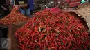 Pedagang tengah menata cabai dagangannya di Pasar Induk Kramat Jati, Jakarta, Selasa (24/11). Harga cabai, baik cabai merah keriting dan rawit, mengalami kenaikan di pasar tradisional. (Liputan6.com/Angga Yuniar)