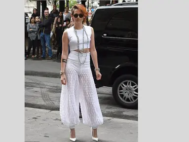 Aktris Kristen Stewart mencuri perhatian lewat penampilan barunya di ajang Paris Fashion Week, Rabu (9/7/14). (Daily Mail)