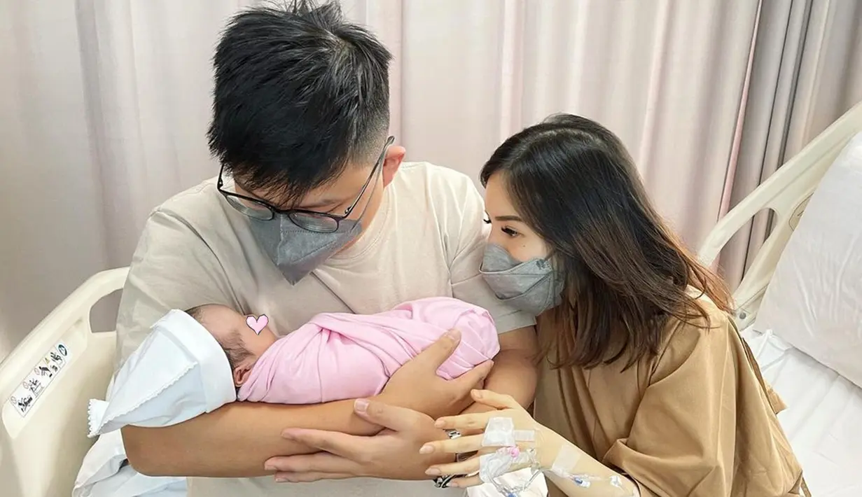 Tak sedikit para penonton setianya yang dibikin baper dengan kemesraan pasangan YouTuber yang satu ini. Bukan hanya berbagi konten kuliner, Ken dan Grat sesekali bercerita tentang perjalanan rumah tangga mereka. Menjalani pernikahan bersama pasangan sekaligus rekan kerja, membuat hubungan mereka selalu kompak. (Liputan6.com/IG/kenandgrat)