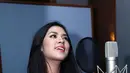 Raisa saat 'hearing session' albumnya di Brotherland Studio, Sudirman Park Jakarta Pusat (22/2) mengatakan album barunya tinggal sisa tiga lagu. (Nurwahyunan/Bintang.com)