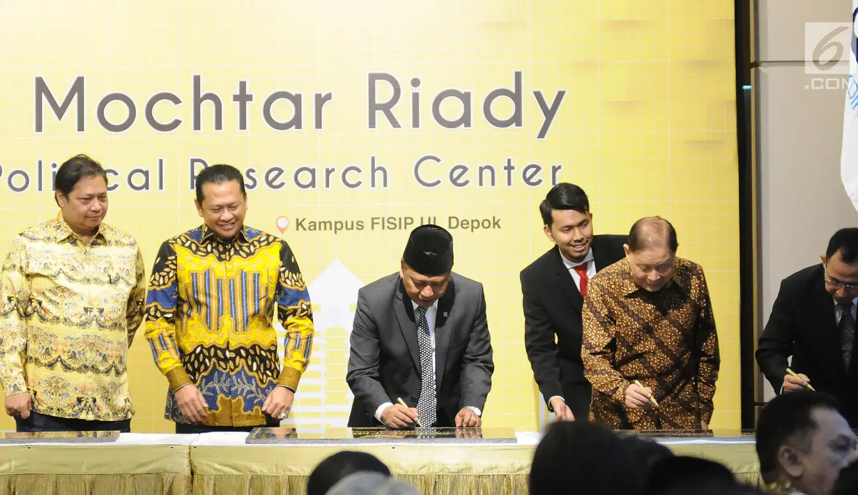 Chairman Lippo Group Mochtar Riady (kedua kanan) dan Menristekdikti Mohamad Nasir (berpeci) menandatangani prasasti saat peresmian pembangunan kembali Gedung C Fakultas Ilmu Sosial dan Politik (FISIP) Universitas Indonesia (UI) di Depok, Jawa Barat, Kamis (2/5/2019). (Liputan6.com/Herman Zakharia)
