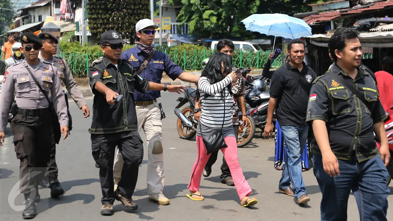 20160129-Jumat Mencekam, BNN dan Polisi Bersenjata Tangkap Belasan WNA-Jakarta