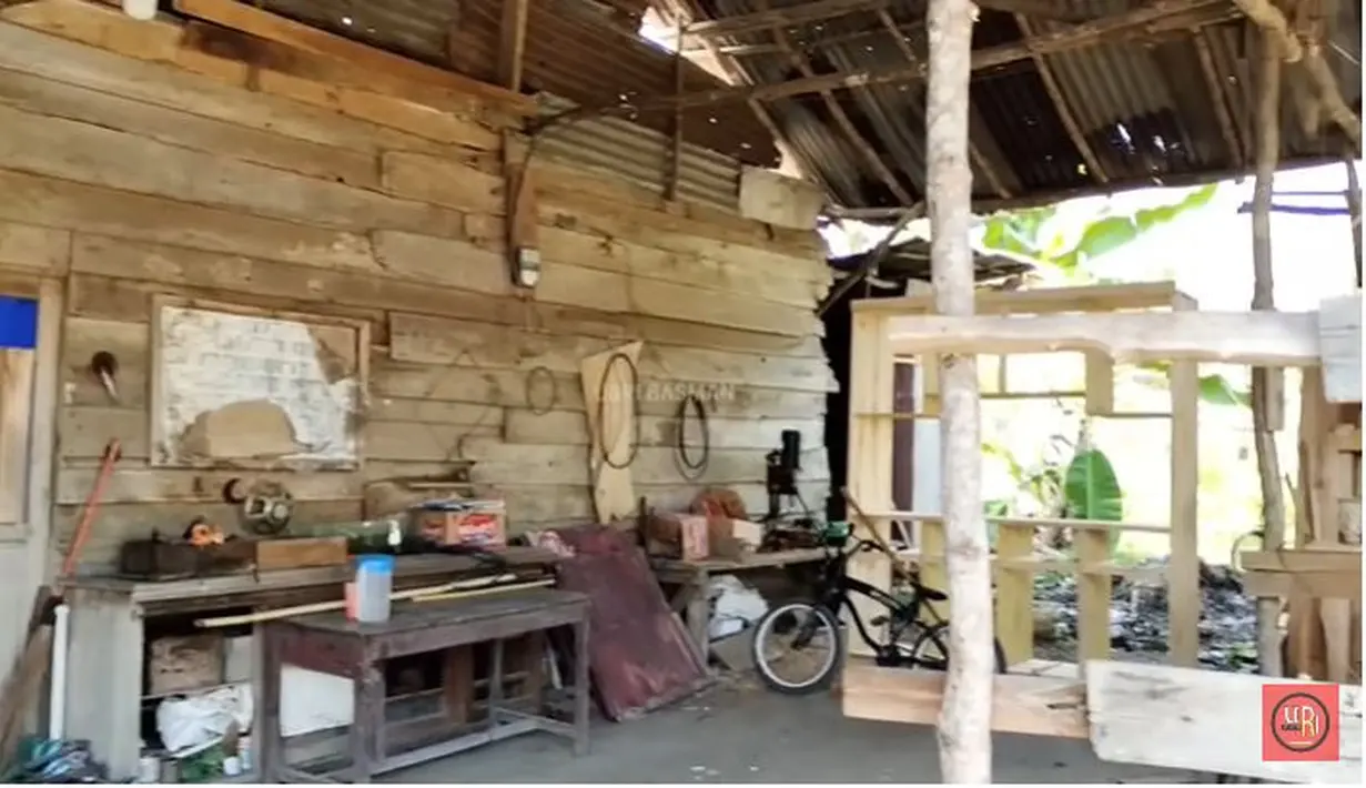 Potret sederhana rumah Sridevi pemenang D'Academy 5 yang berada di Prabumulih. (Sumber: YouTube/UDRI BASMAN)