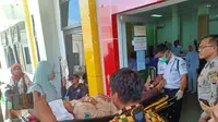 Sebanyak 20 santriwati pondok pesantren modern Gontor Poso, dilarikan ke rumah sakit setelah mini bus yang ditumpanginya mengalami kecelakaan di Jalur Trans Sulawesi, Kamis (30/1/2020). (Liputan6.com/ Heri Susanto)