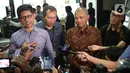 Pimpinan KPK periode 2015–2019, Laode M Syarif (kiri), Saut Situmorang dan Agus Rahardjo bersama Koalisi Masyarakat Sipil Antikorupsi jelang mendaftarkan pengajuan judicial review UU Nomor 19 Tahun 2019 tentang KPK di Gedung MK, Jakarta, Rabu (20/11/2019). (Liputan6.com/Helmi Fithriansyah)