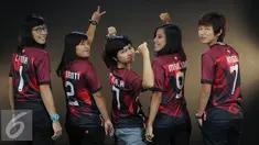 Tim futsal wanita Jaya Kencana Angels berpose untuk Liputan6.com di Jakarta, Kamis (1/9/2016). JK Angels mencatatkan sejarah baru Indonesia setelah menjadi juara Piala AFF Futsal Antarklub 2016 pada Juli lalu. (Liputan6.com/Helmi Fithriansyah)