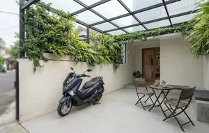 7 Desain Garasi Motor yang Menyatu dengan Teras untuk Rumah Sempit, Solusi Pintar Hunian Minimalis