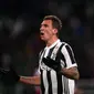 Mario Mandzukic mencetak gol pertama ketika Juventus menghadapi Crotone pada 26/11/2017 (AFP/Marco Bertorello)