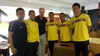 Pelatih Timnas Indonesia Alfred Riedl memantau pemain dalam laga Persegres Gresik United melawan Sriwijaya FC.