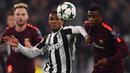 Douglas Costa. Pemain Brasil berusia 31 tahun ini didatangkan Juventus dari Bayern Munchen di musim 2017/2018 dengan status pinjaman yang dipermanenkan di musim berikutnya dengan total biaya 47 juta euro. Total 3,5 musim ia tampil 103 laga dengan torehan 10 gol dan 21 assist. (AFP/Marco Bertorello)