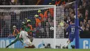 Gelandang Chelsea, Eden Hazard, mencetak gol ke gawang AS Roma pada laga Liga Champions di Stadion Stamford Bridge, Kamis (19/10/2017). Chelsea bermain imbang 3-3 dengan AS Roma. (AP/Kirsty Wigglesworth)
