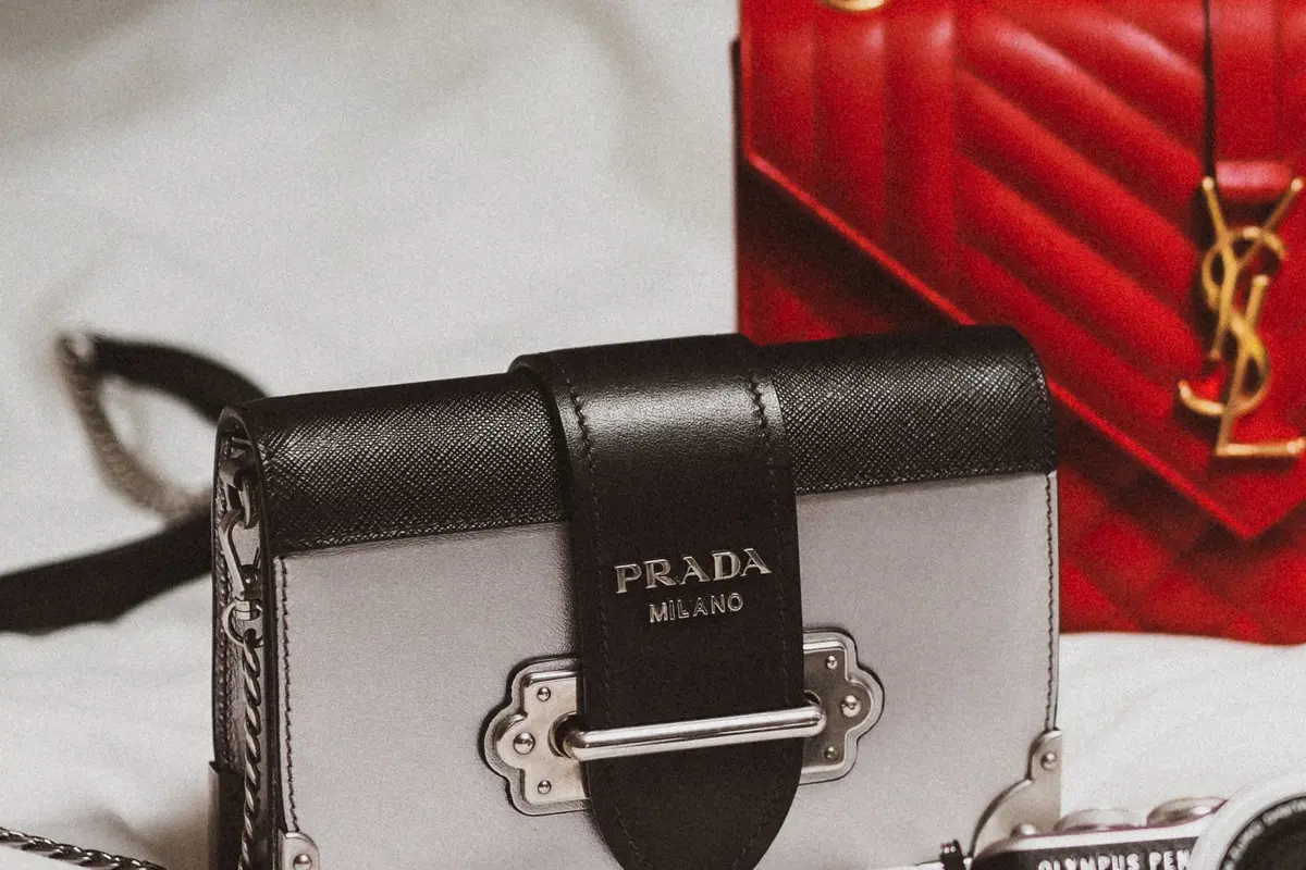 Contoh ilustrasi tas luxury bag merek Prada dan YSL