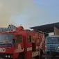 Petugas Damkar gabungan masih melakukan proses pemadaman api yang menghanguskan pabrik kertas yang berada di Jalan Raya Kudus-Pati, Desa Terban, Kecamatan Jekulo Kudus.(Liputan6.com/Arief Pramono)