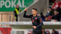 Pemain anyar Bayern Munchen, Joao Cancelo memulai debutnya dengan manis. Pemain yang dipinjam dari Manchester City tersebut langsung memberikan assist cantik yang membuahkan gol pertama bagi Die Rotten di babak 16 besar DFB Pokal 2022/2023 melawan FSV Mainz. (Twitter/FC Bayern)