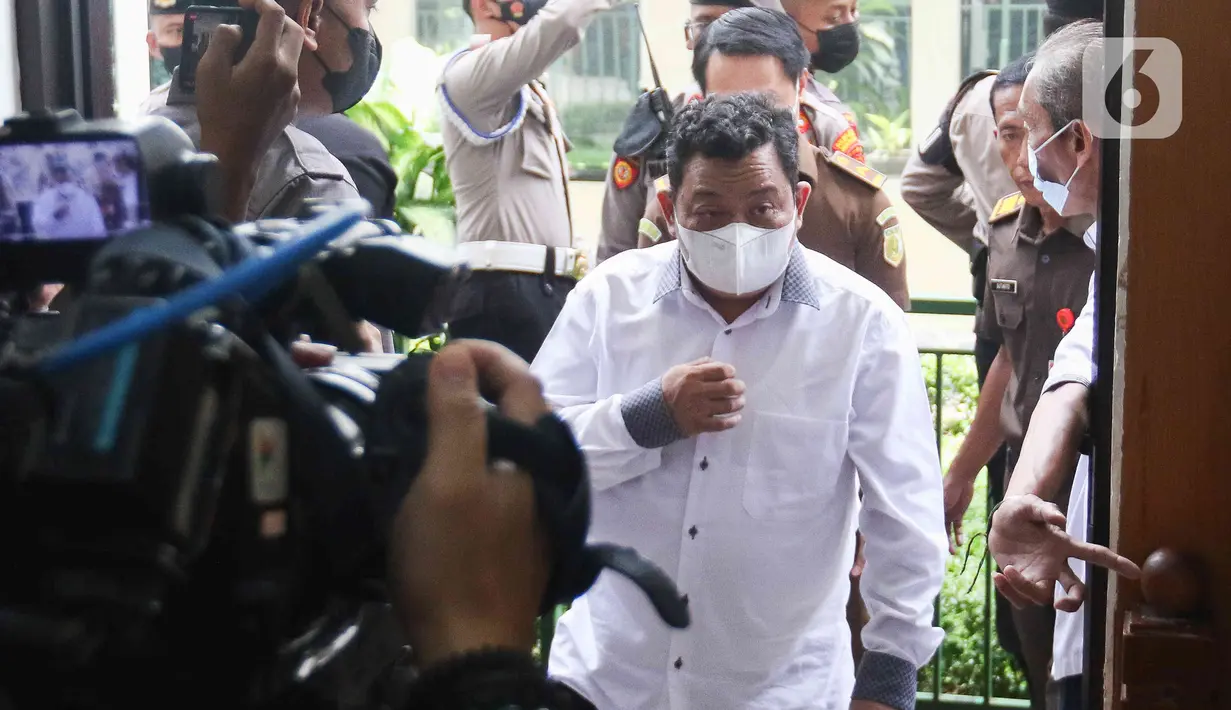 Mantan sopir keluarga Ferdy Sambo, Kuat Ma'ruf tiba untuk menjalani  sidang tuntutan kasus pembunuhan berencana terhadap Brigadir Nofriansyah Yosua Hutabarat atau Brigair J di Pengadilan  Negeri Jakarta Selatan, Senin (16/1/2023). Jaksa penuntut umum (JPU) menilai Kuat terbukti secara sah dan meyakinkan telah melakukan pembunuhan berencana terhadap Brigadir (Liputan6.com/Herman Zakharia)