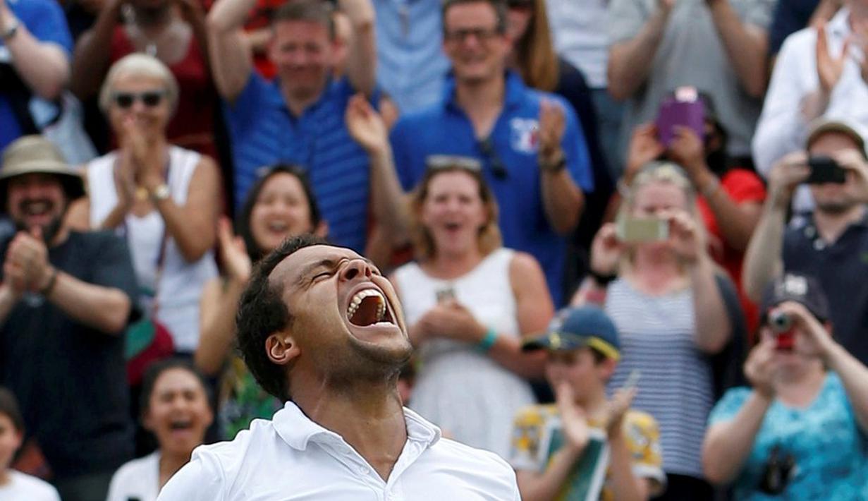 Petenis Prancis, Jo-Wilfried Tsonga, merayakan kemenangan atas petenis AS, John Isner, dalam turnamen tenis Wimbledon di All England Lawn Tennis & Croquet Club, Wimbledon, (3/7/2016). (Reuters/Paul Childs)