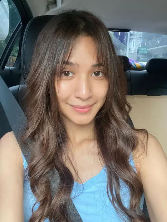 Begitu pula sekilas mata panda Mikha Tambayong yang mengisyaratkan dirinya kurang tidur. Mata Mikha Tambayong terlihat sayu memamerkan muka bantal. Namun ia tetap pede tampil dengan gaya bare face itu. (Liputan6.com/IG/miktambayong)