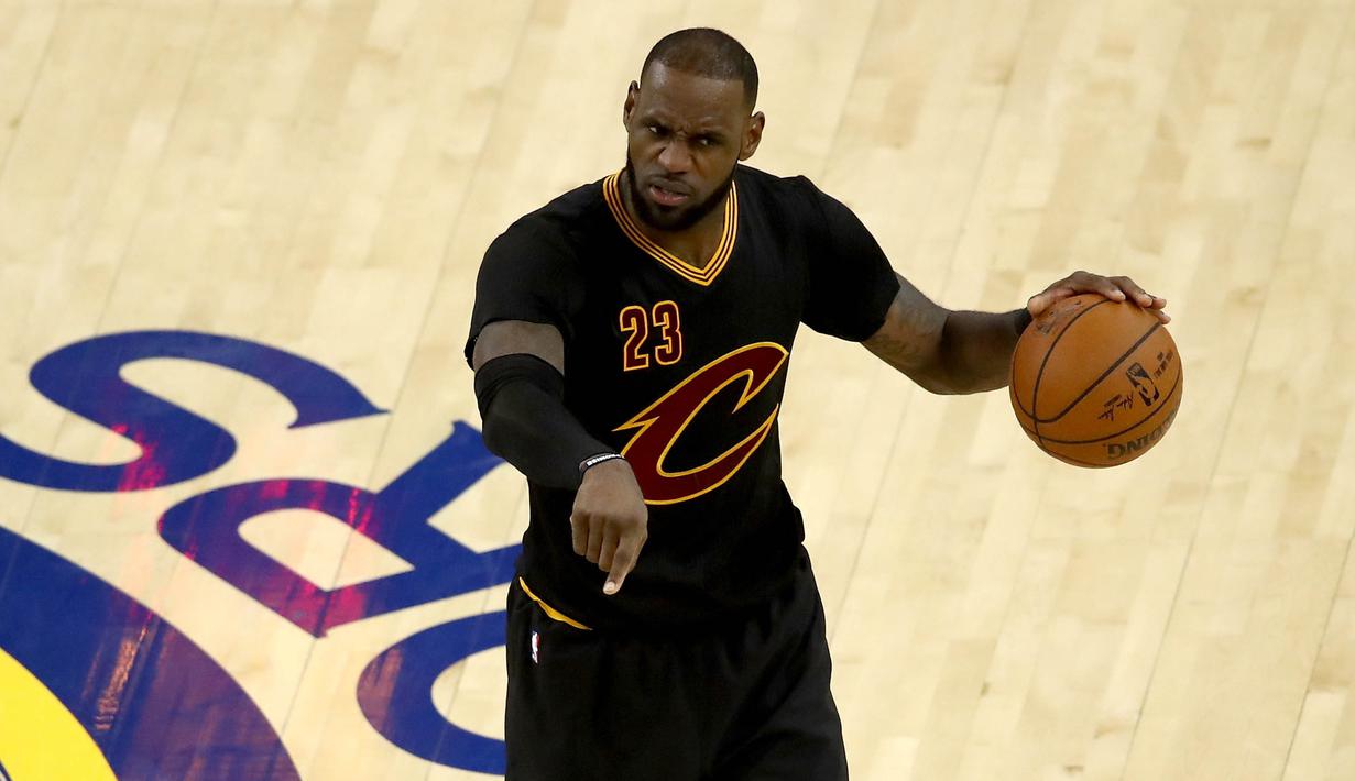 Pemain Cleveland Cavaliers, LeBron James, saat pertandingan melawan Golden State Warriors dalam  Final NBA gim kedua di Oracle Arena, Oakland, California, AS, (04/06/2017). (AFP/Ezra Shaw)