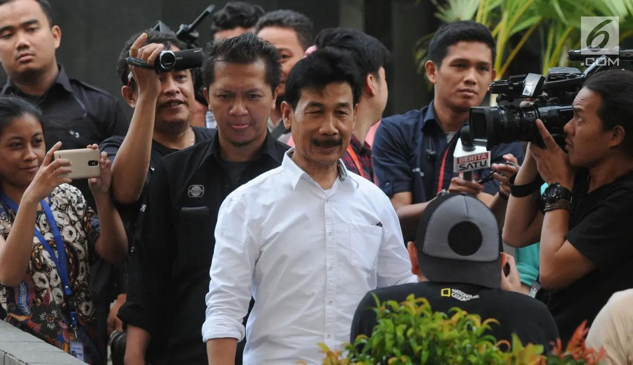 Bupati Solok Selatan Muzni Zakaria (tengah) usai menjalani pemeriksaan di Gedung KPK, Jakarta, Kamis (5/9/2019). Muzni Zakaria diperiksa sebagai tersangka terkait kasus dugaan korupsi pengadaan barang dan jasa di Kabupaten Solok Selatan. (merdeka.com/Dwi Narwoko)