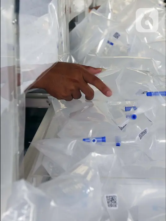 Calon penumpang KA jarak jauh meletakkan sample tes GeNose COVID-19 di Stasiun Pasar Senen, Jakarta, Sabtu (1/5/2021). PT Kereta Api Indonesia (Persero) membatasi masa berlaku hasil tes corona dengan GeNose menjadi 1x24 jam mulai Kamis (1/4) lalu. (Liputan6.com/Helmi Fithriansyah)