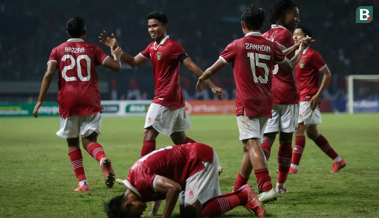 <p>Meski tak lolos ke semifinal Piala AFF U-19 2022, penampilan Timnas Indonesia terbilang mengagumkan. Garuda Muda tercatat memiliki jumlah gol terbanyak di Grup A, yaitu 17 gol dan hanya kebobolan dua kali saja. Berikut ini deretan Pemain Timnas Indonesia U-19 yang sukses menyumbang gol di fase grup Piala AFF U-19 2022. (Bola.com/Bagaskara Lazuardi)</p>