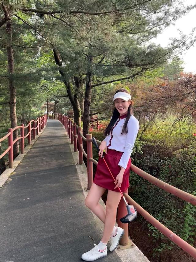 6 Gaya Uhm Ji Won Si Pemeran Antagonis Little Women di Lapangan Golf, Enerjik bak Remaja