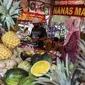 Pedagang mengupas buah nanas di Pasar Mitra Tani (PMT) Pasar Minggu, Jakarta Selatan, Jumat, (7/5/2021). Sehubungan libur Idul Fitri 1442 H, PMT tutup sementara yakni dari tanggal 12-16 Mei 2021. (Liputan6.com/Johan Tallo)