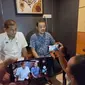 Pengacara keluarga Brigadir J, Ramos Hutabarat (kanan) ketika diwawancarai wartawan di Jambi. (Liputan6.com/Gresi Plasmanto)