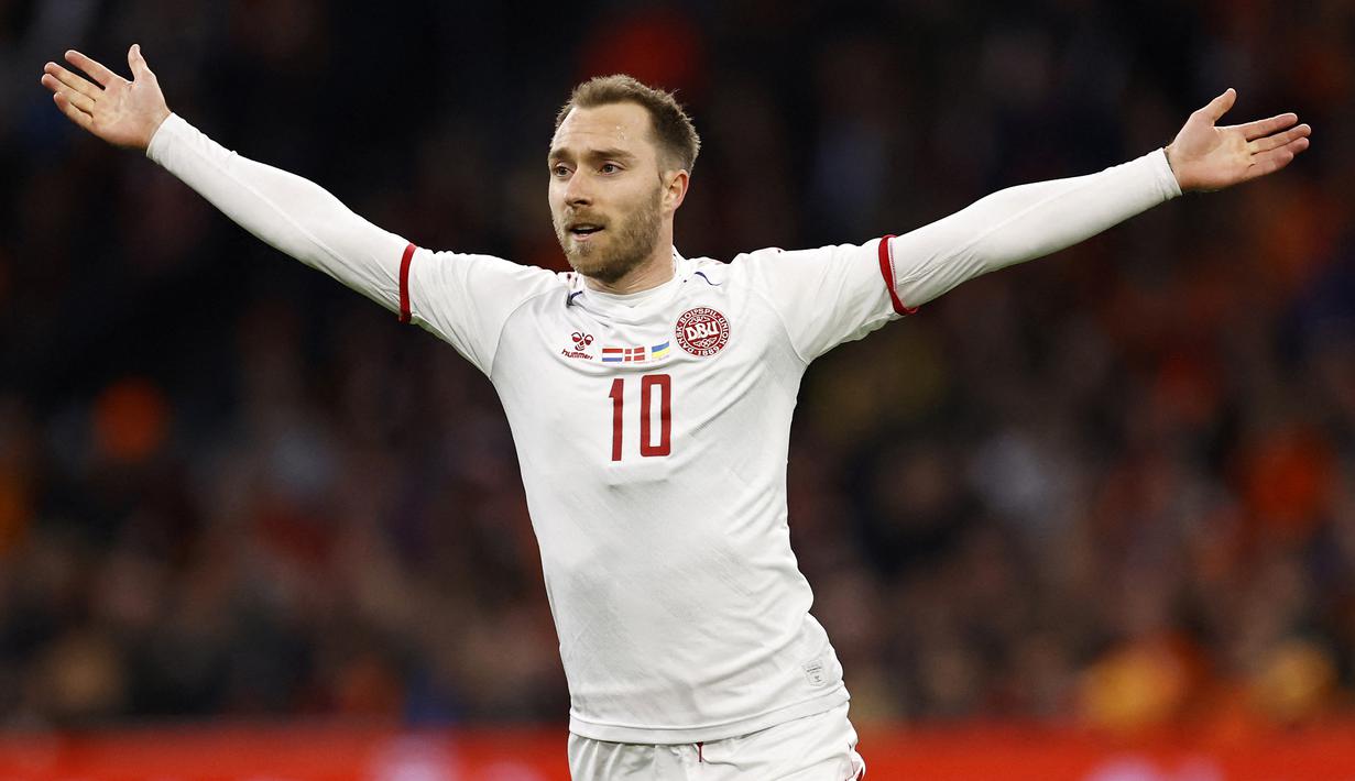 Christian Eriksen. Gelandang serang Denmark berusia 30 tahun yang baru saja bergabung dengan Manchester United pada awal musim 2022/2023 usai didatangakn secara gratis dari Brentford ini tercatat telah mengoleksi 117 caps bersama Timnas Denmark sejak melakukan debut pada 3 Maret 2010. Total 39 gol dan 26 assist telah dicetaknya bersama Timnas Denmark yang akan berlaga di putaran final Piala Dunia 2022 Qatar. (AFP/ANP/Maurice van Steen)