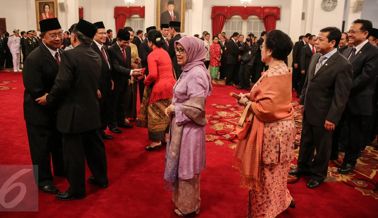 Menko Perekonomian Darmin Nasution mendapat ucapan selamat dari Wapres Jusuf Kalla usai pelantikan di Istana Negara Jakarta, Rabu (12/8/2015). Jokowi  me-reshuffle sejumlah menteri Kabinet Kerja sekaligus melantik menteri baru.(Liputan6.com/Faizal Fanani)