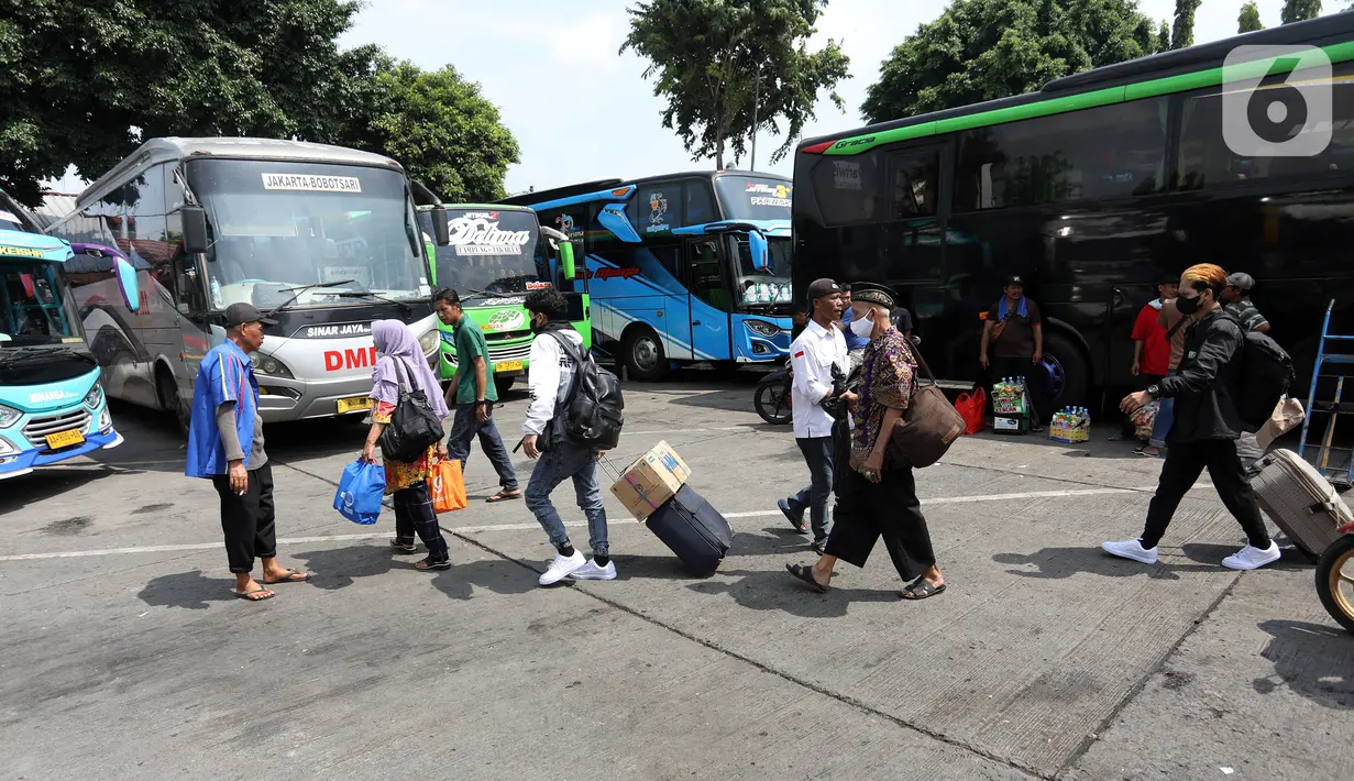 Suasana arus mudik di Terminal Kalideres, Jakarta Barat, Selasa (18/4/2023). (Liputan6.com/Johan Tallo)