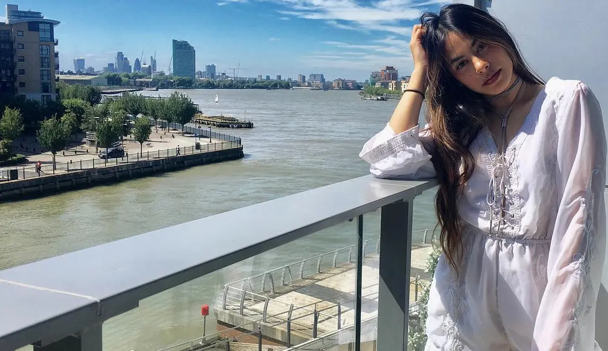 Selain busananya, yang membuat Valerie selalu eksotis dan memesona adalah rambutnya yang panjang dan dibiarkan terurai begitu saja. Sungguh memikat bukan? (Instagram/valerieethomas)