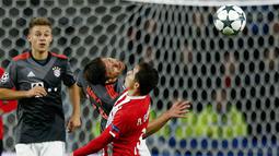 Pemain Bayern Munich, Xabi Alonso menghalau bola dari kejaran pemain PSV Eindhoven, Andres Guardado pada laga grup D Liga Champions di PSV Stadium, Eindhoven, (01/11/2016). (REUTERS/Michael Kooren)