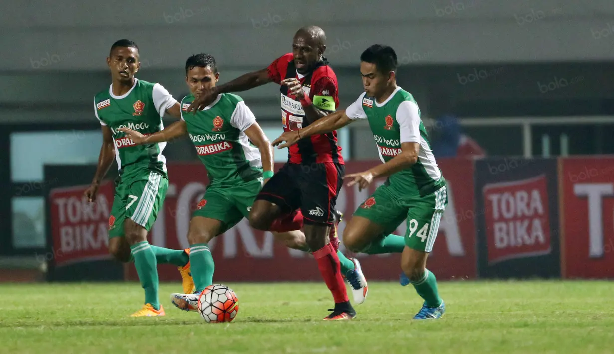 Boaz Solossa saat dihadang para pemain PS TNI pada laga Torabika SC 2016 di Stadion Pakansari, Bogor, Minggu (19/6/2016). Persipura Menang 3-1. (Bola.com/Nicklas Hanoatubun)