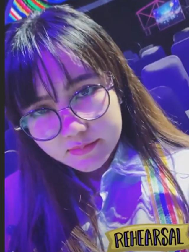 6 Potret Terbaru Via Vallen dengan Pipi Tembam, Makin Imut