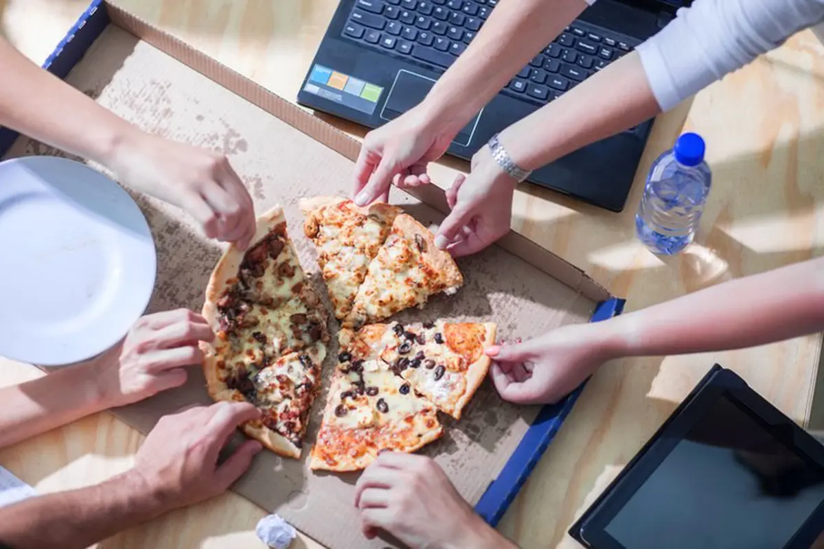 Pizza meningkatkan produktifitas kerja karyawan di kantor